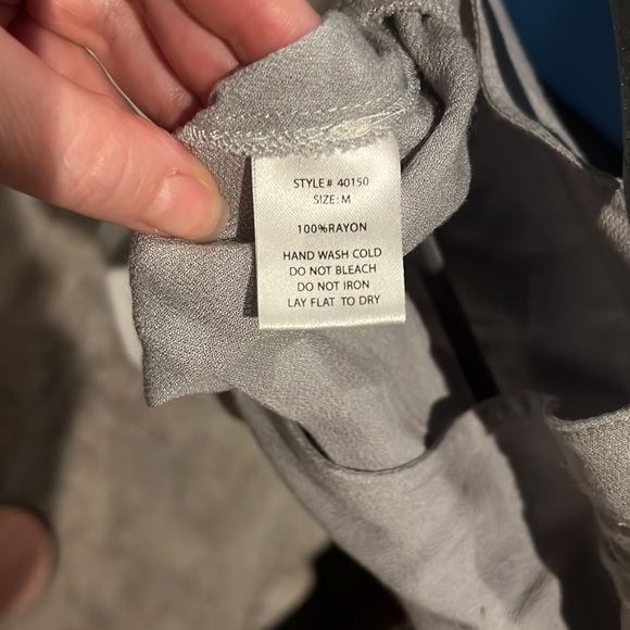 NWOT v-neck cropped blouse - Picture 7 of 7